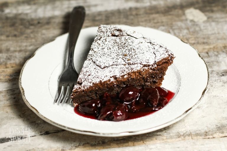 Torta al cioccolato con salsa alle ciliegie_Posate Spaiate