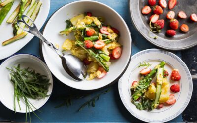 Insalata di asparagi e fragole, con la salsa all’uovo