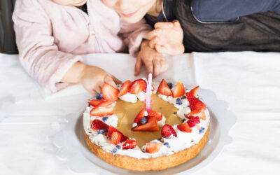 Tarte di frolla alle nocciole, con crema pasticcera e fragole.